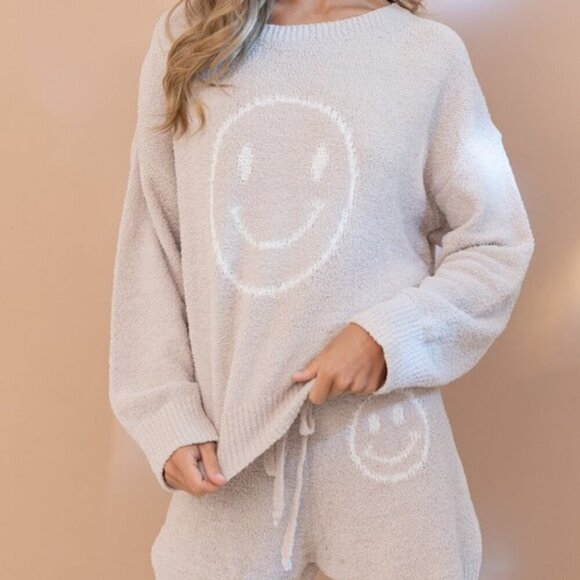 2 piece Smiley Face Lounge set  - beige - Picture 4 of 7